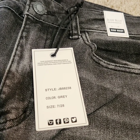 Judy Blue Capri's Size 7/28 - Picture 3 of 10